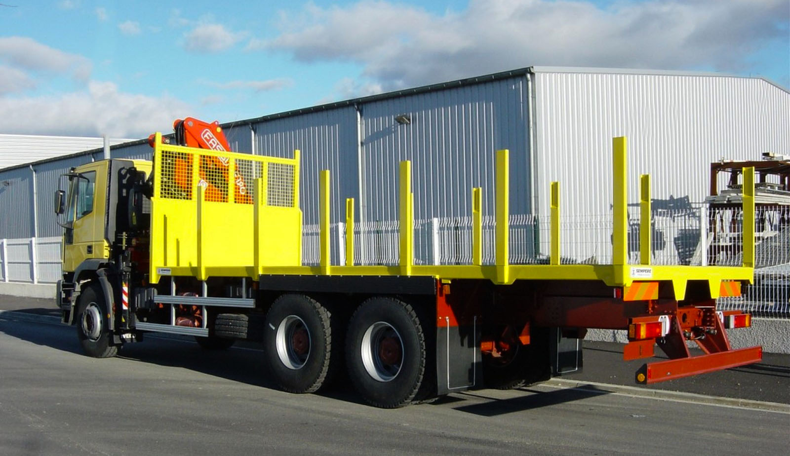 Plateau sur châssis 26 Tonnes, équipé d'une grue FASSI "Dos cabine", ranchers Aciers amovibles