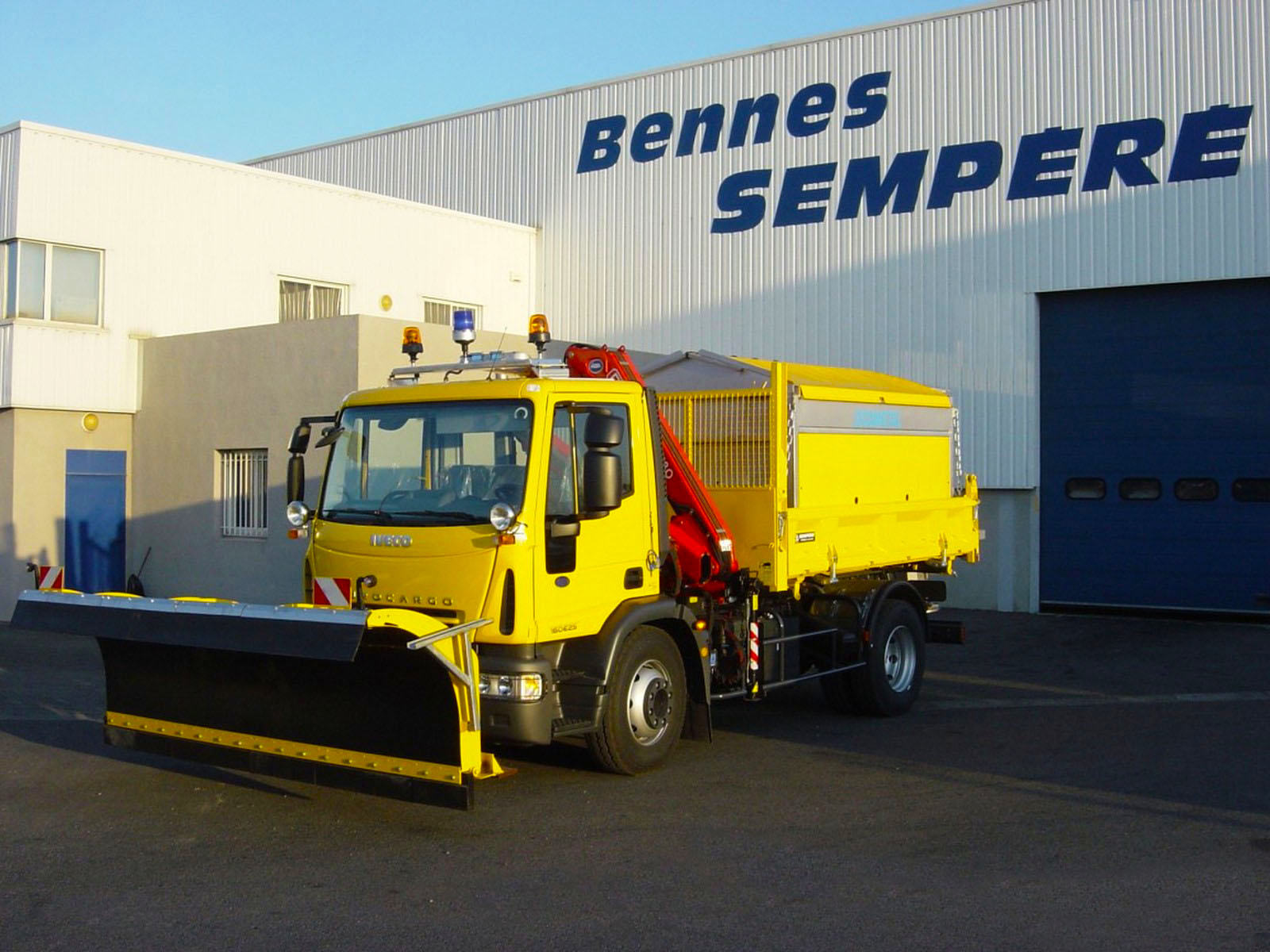 Equipement "VH" avec lame biaise et jaleuse "porte" sur 16 Tonnes Tribenne / Grue