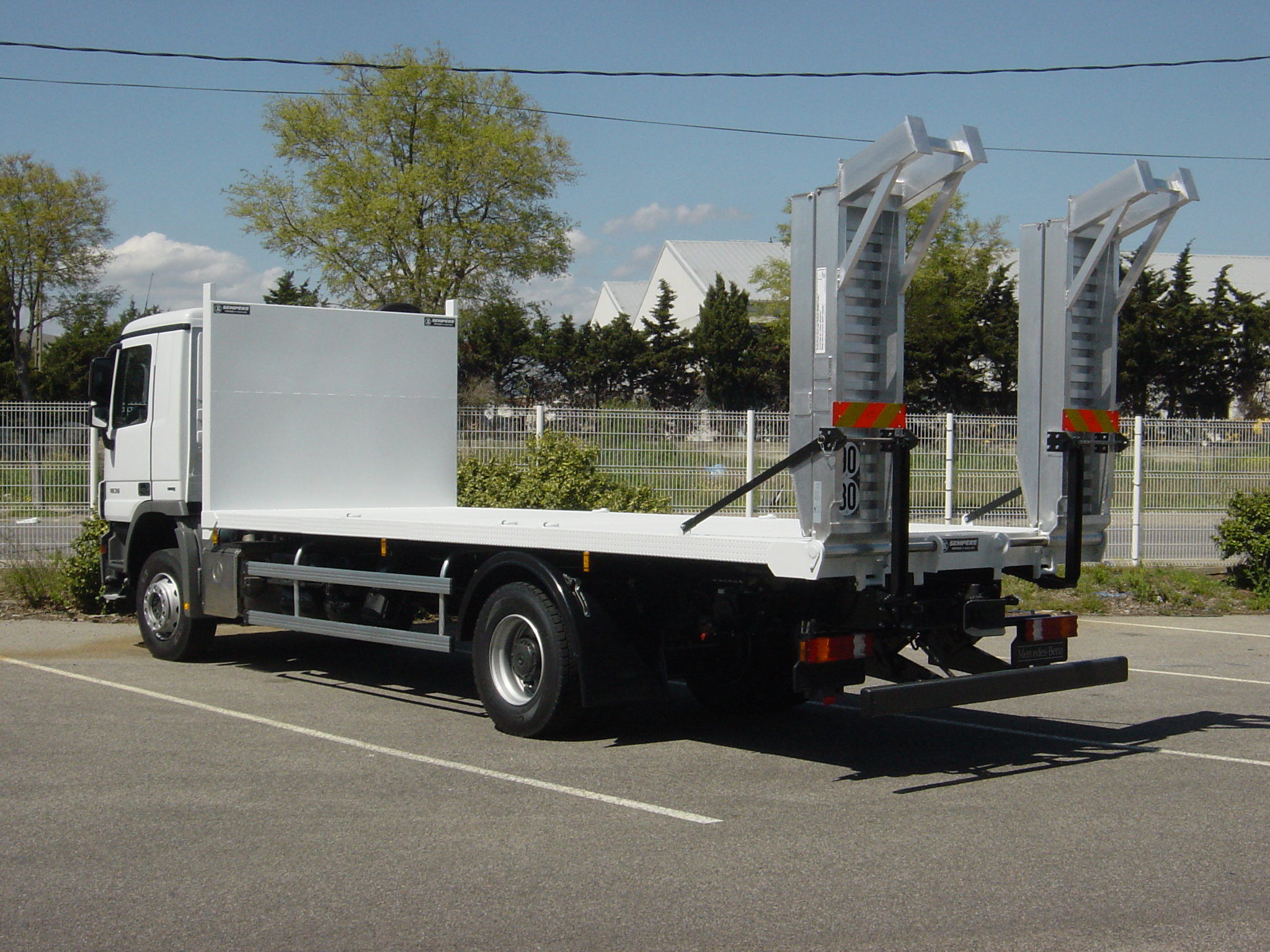 Carrosserie "Plateau - Porte engins" avec Rampes AR Aluminium, capacit 8 Tonnes