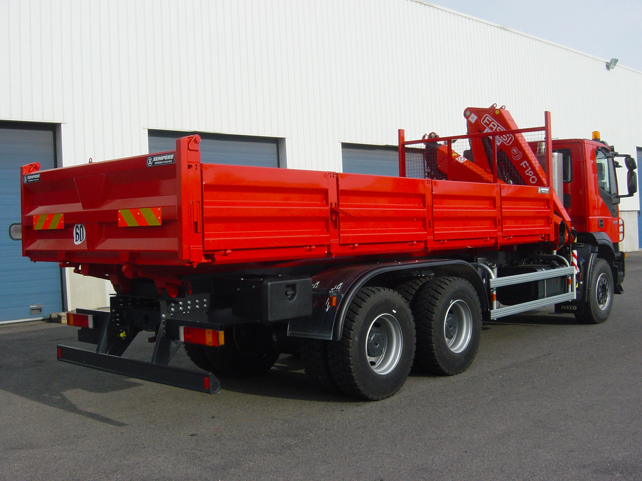 Transporteur" sur 26 Tonnes avec 4 Ridelles amovibles et grue FASSI "Dos cabine" quipe avec  Radio commande