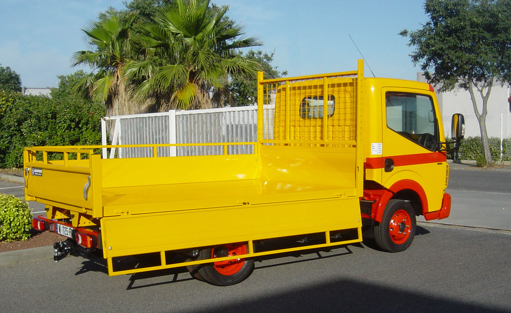 Carrosserie "Plateau / Rideller" sur Renault MAXITY