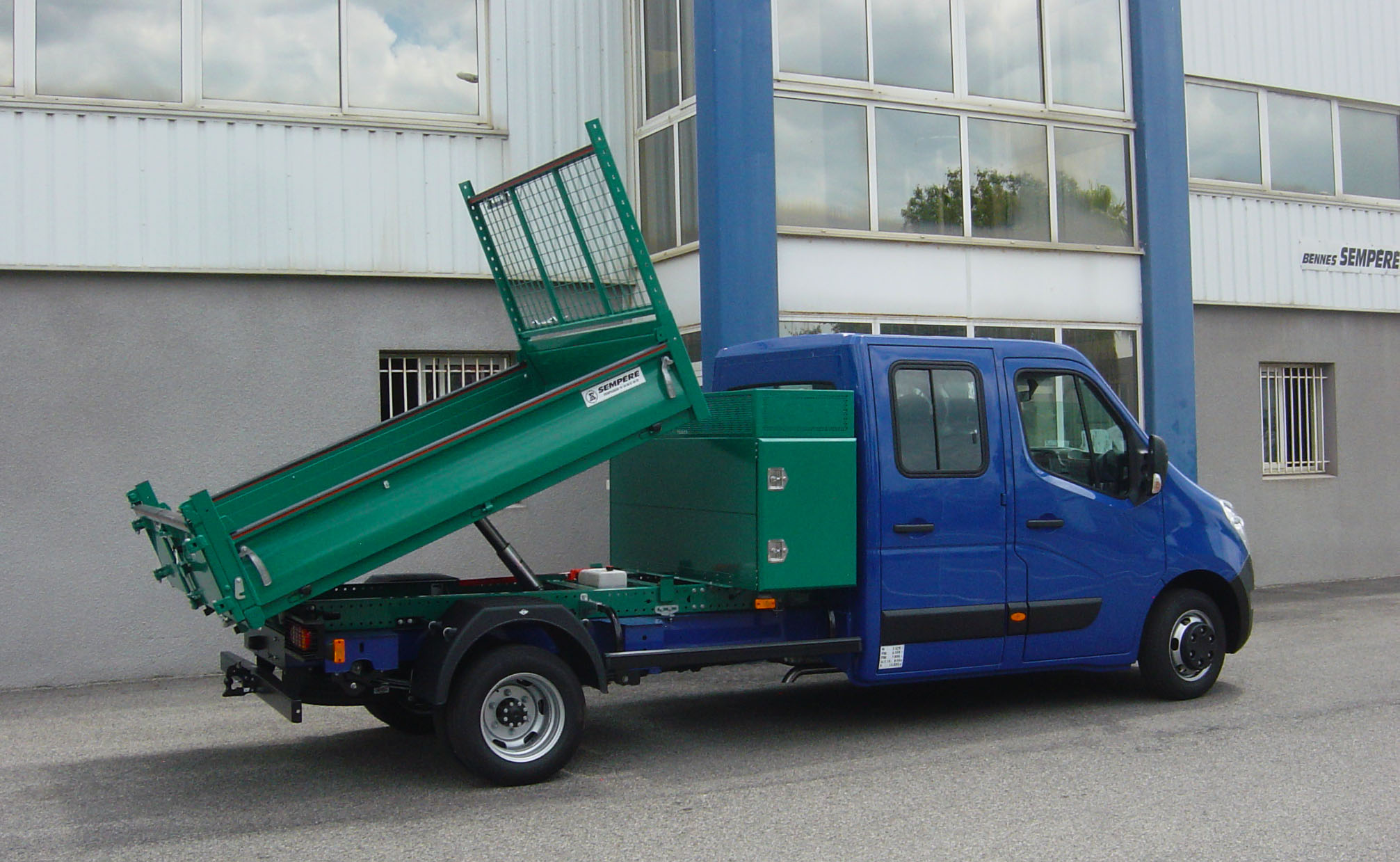 Benne "Transporteur" sur Renault Master DC : quipement coffre "dos cabine" + panier Porte AR "Universelle"