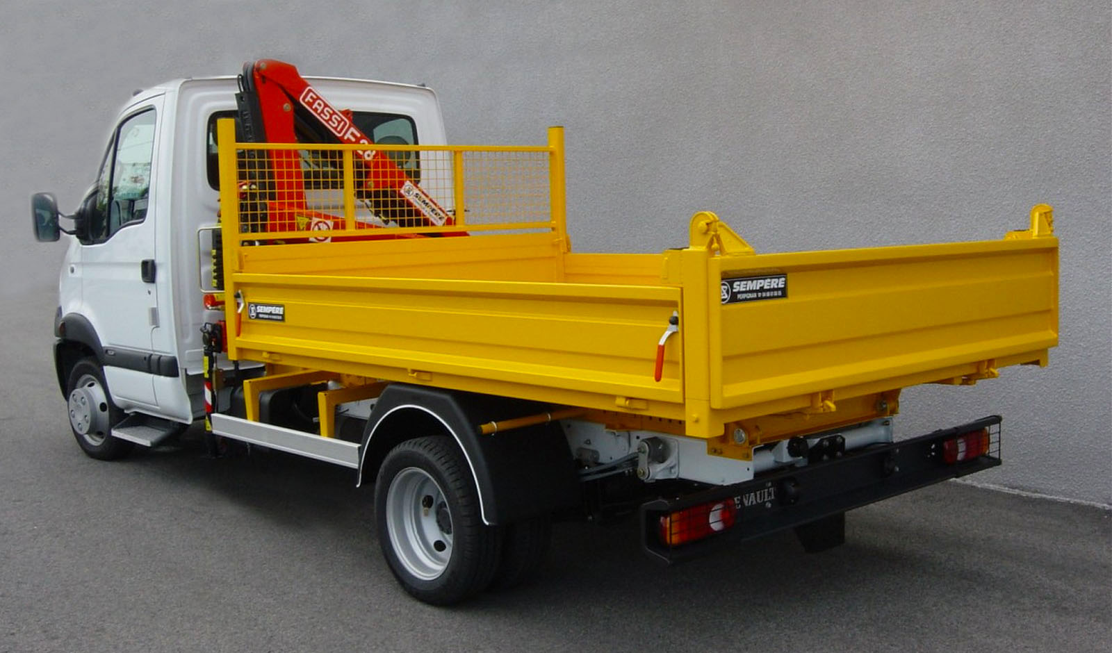 Benne "Transporteur" avec Grue FASSI Dos cabine 