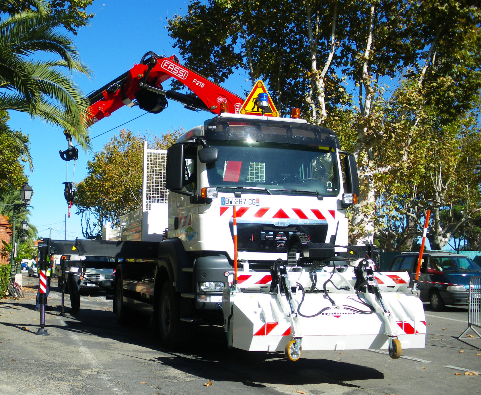 Equipement : Bibenne + grue FASSI sur 19 Tonnes 4x4. Balai frontal sur plaque SETRA 