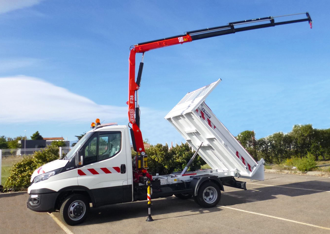 Benne Transporteur version "Aluminium", avec Grue FASSI monte "dos cabine", avec Radio Commande