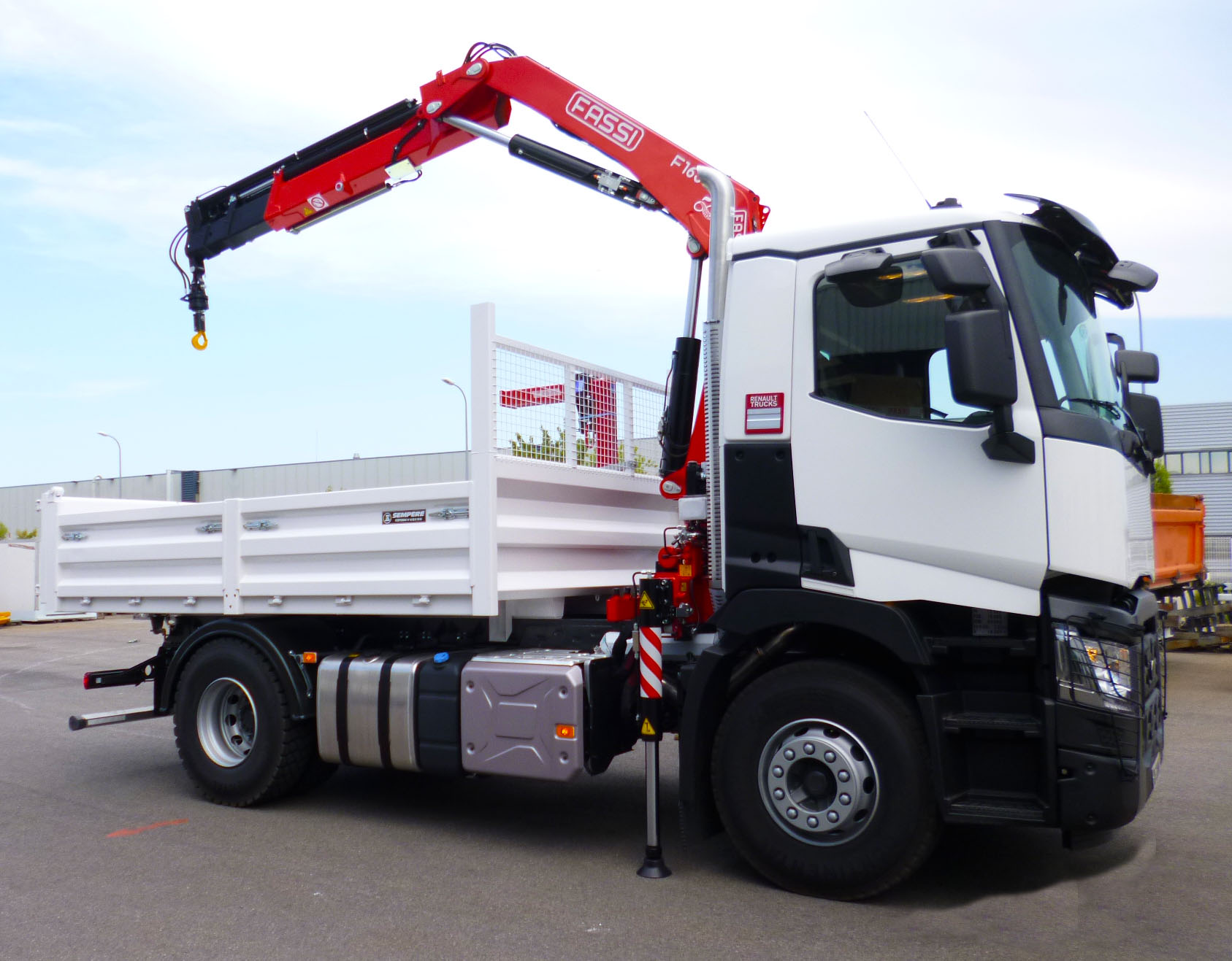 Transporteur" sur Renault 4x2 avec 2 ridelles manuelles Aciers + Porte AR Universelle + grue FASSI Dos cabine + Radio Commande