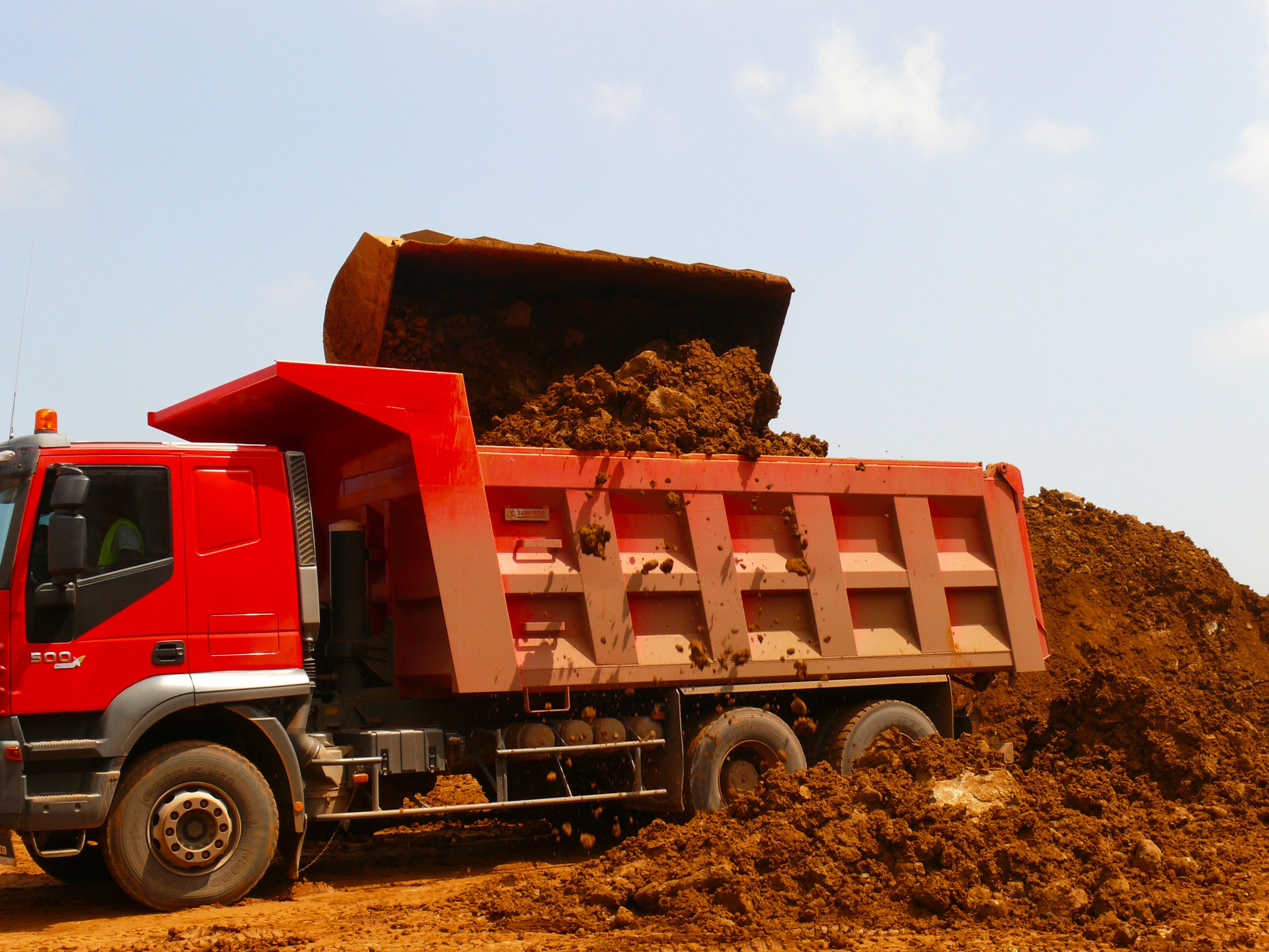 Benne "Idalmine" en action sur la mine de Poya