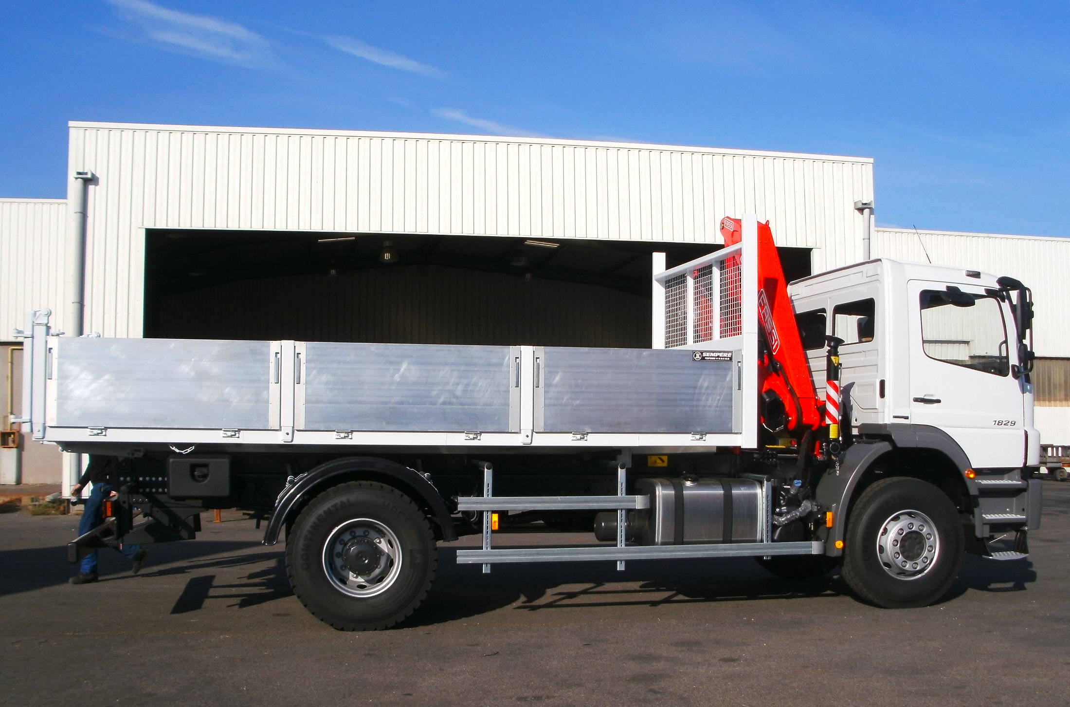 "Transporteur" avec Grue "Dos cabine" sur 19 Tonnes, Ridelles amovibles en Aluminium et Porte Universelle