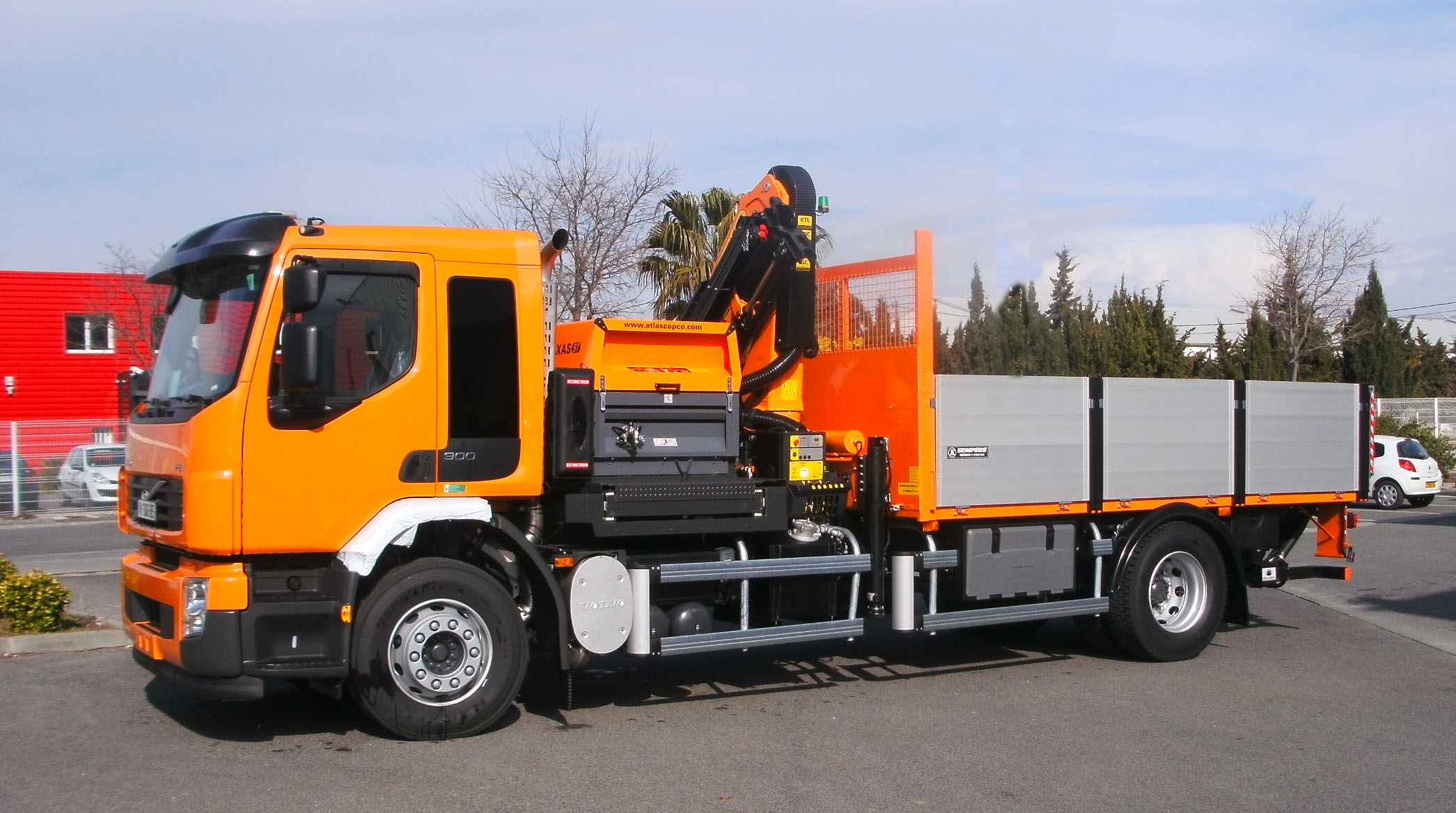 Plateau - Ridelles Alu avec grue sur Volvo 4x2. Prsence d'un compresseur d'air "Dos Cabine" mont sur un tiroir coulissant latralement