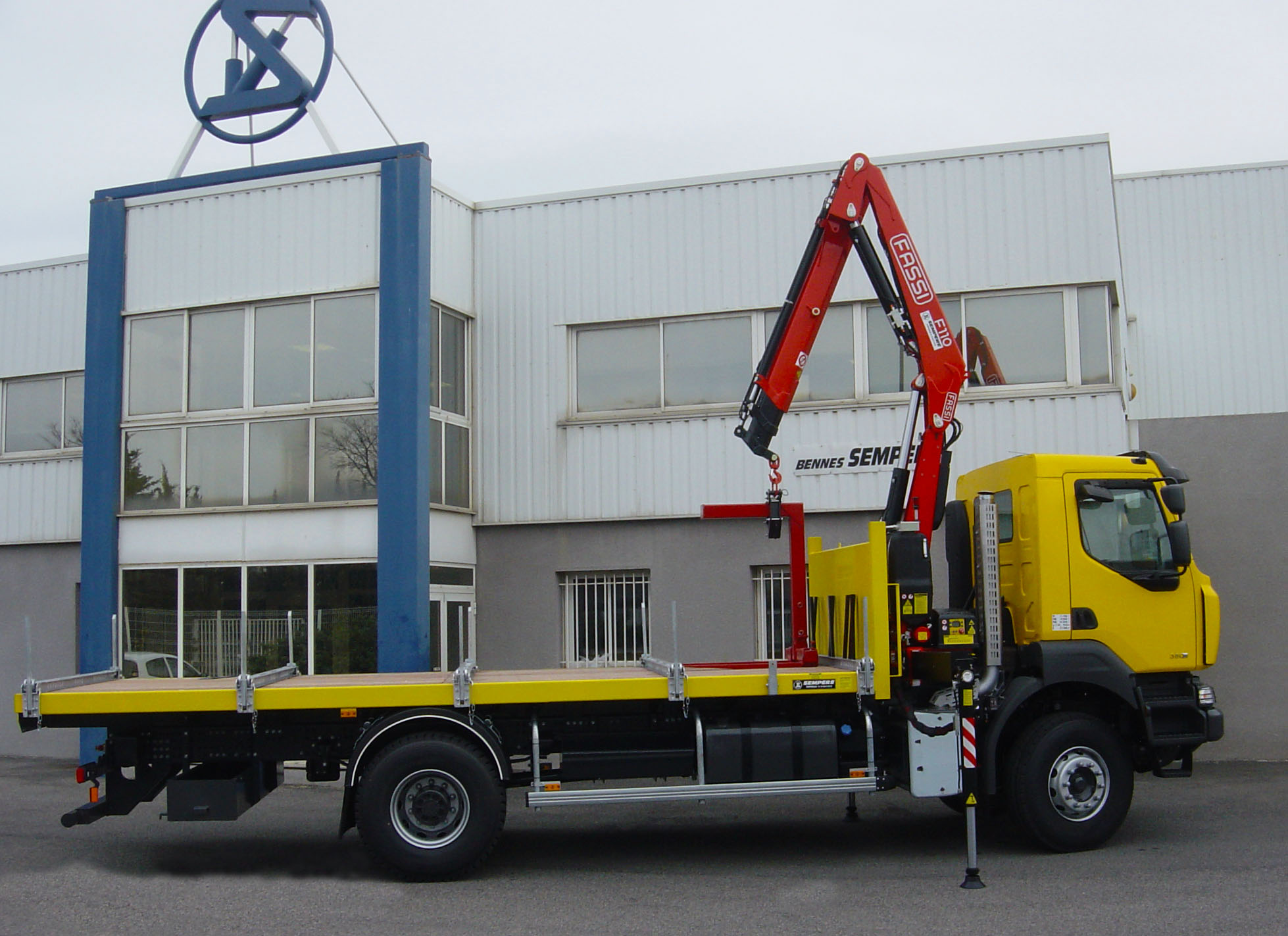 Plateau type "Porte Fers" sur 19 Tonnes avec grue FASSI "Dos Cabine", Radio Commande et fourche "lve palettes"