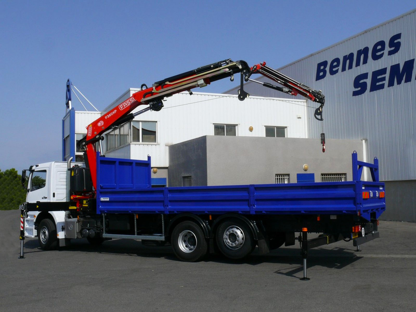 Plateau - Ridelles aciers + grue FASSI Dos cabine avec JIB et radio commande sur châssis 6x2