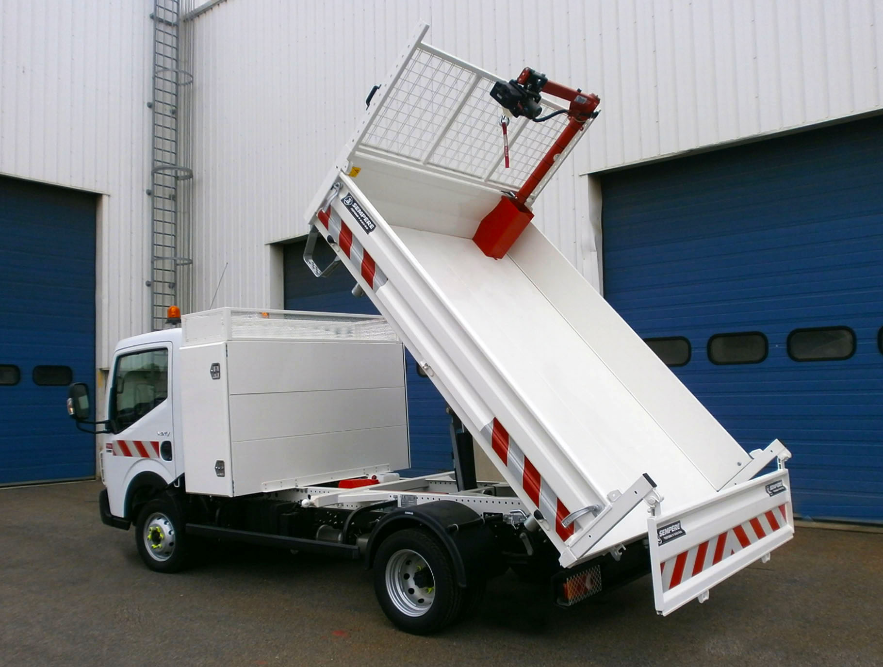 Benne "Transporteur" sur Renault MAXITY avec coffre "dos cabine" + panier grillag. Potence avec treuil lectrique intrieur caisse