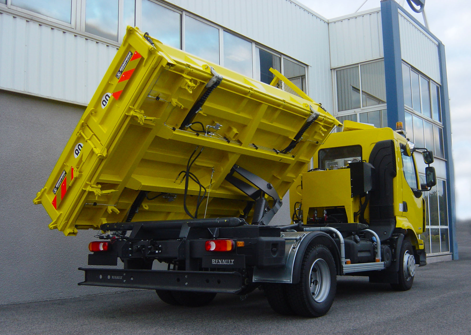 Tribenne sur 13 Tonnes, 2 ridelles Hydrauliques, Porte Universelle, avec Plaque Setra + circuit "VH"